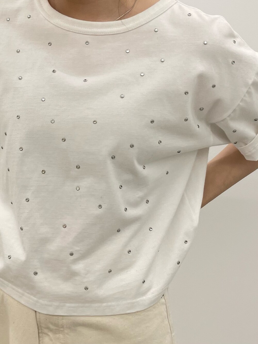 ホワイト系のデニムパンツ、シルバー系のサンダル、ホワイト系のTシャツ/カットソーを着用したレディースの春コーディネートの7枚目の写真