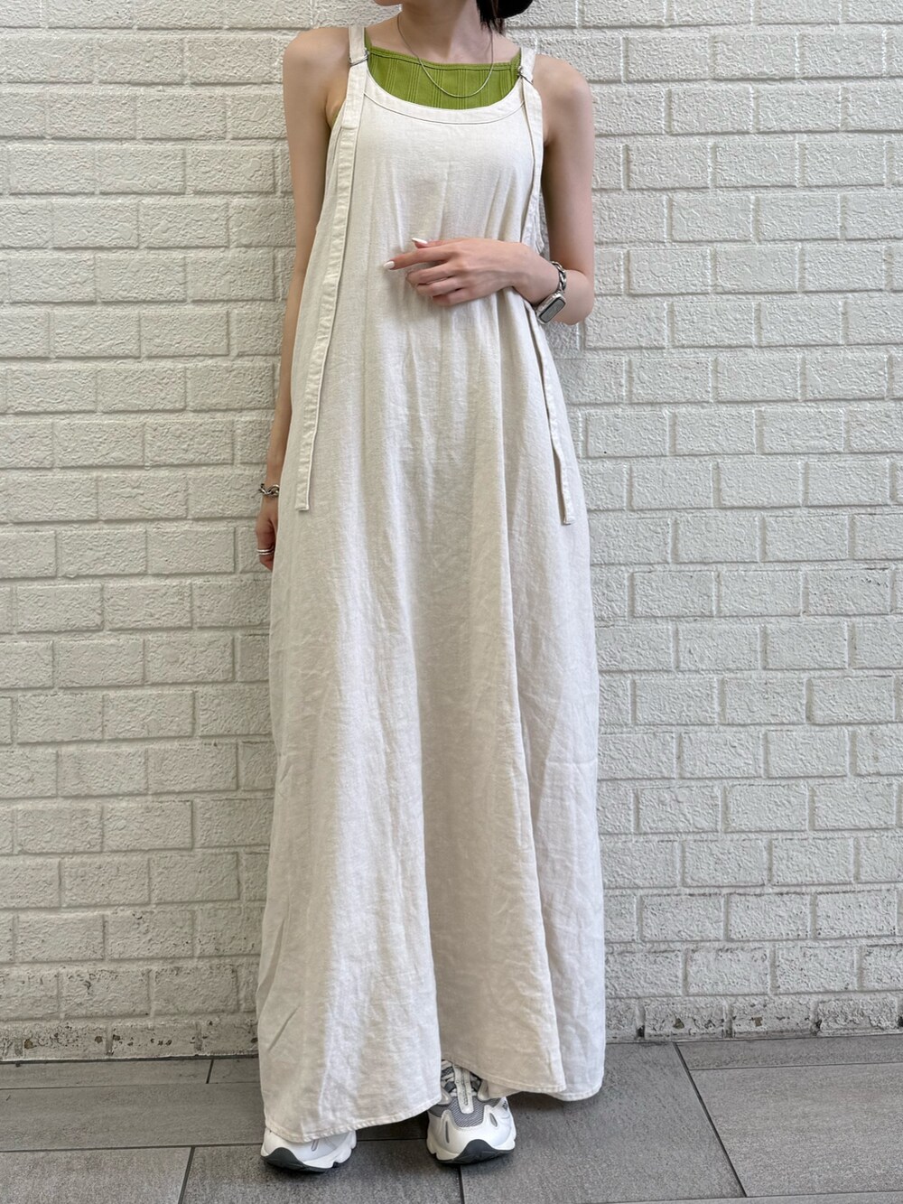 ホワイト系のワンピースを着用したレディースの夏コーディネートの6枚目の写真