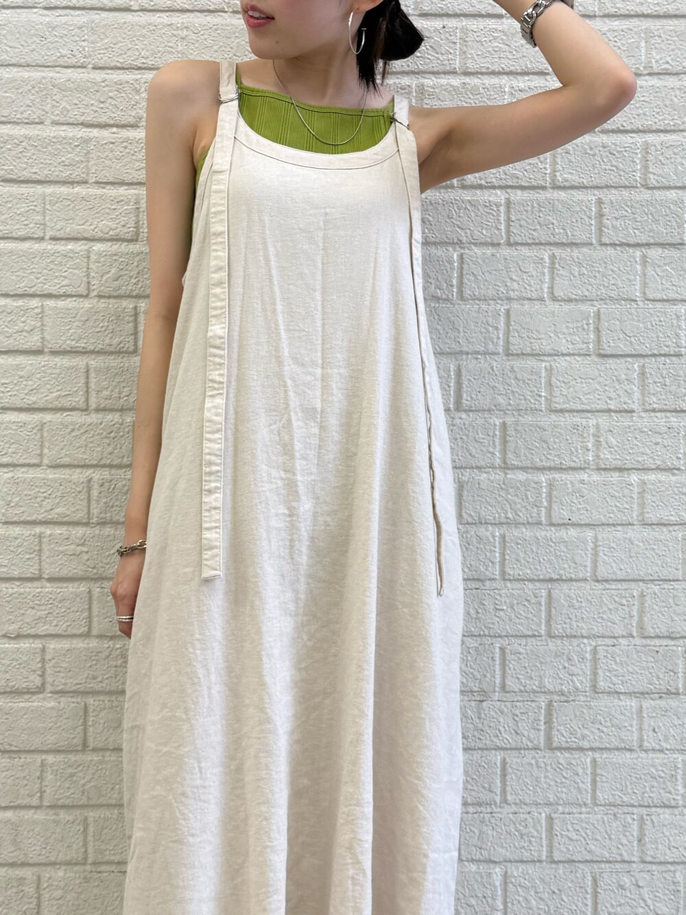 ホワイト系のワンピースを着用したレディースの夏コーディネートの8枚目の写真