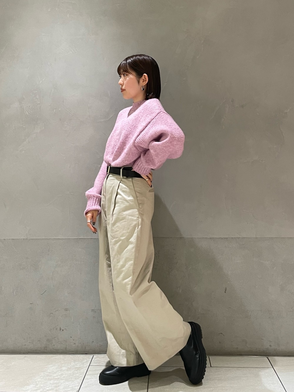 ホワイト系のその他パンツ、ピンク系のニット/セーターを着用したレディースの冬コーディネートの6枚目の写真