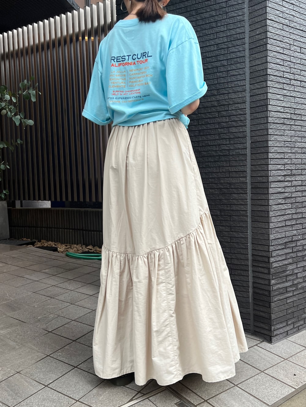 ホワイト系のスカート、ブラック系のブーツ、ブルー系のデニムジャケットを着用したレディースの春コーディネートの7枚目の写真