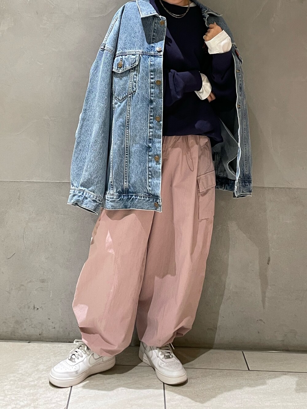 ホワイト系のTシャツ/カットソー、ブルー系のスウェット、ピンク系のカーゴパンツを着用したレディースの冬コーディネートの2枚目の写真