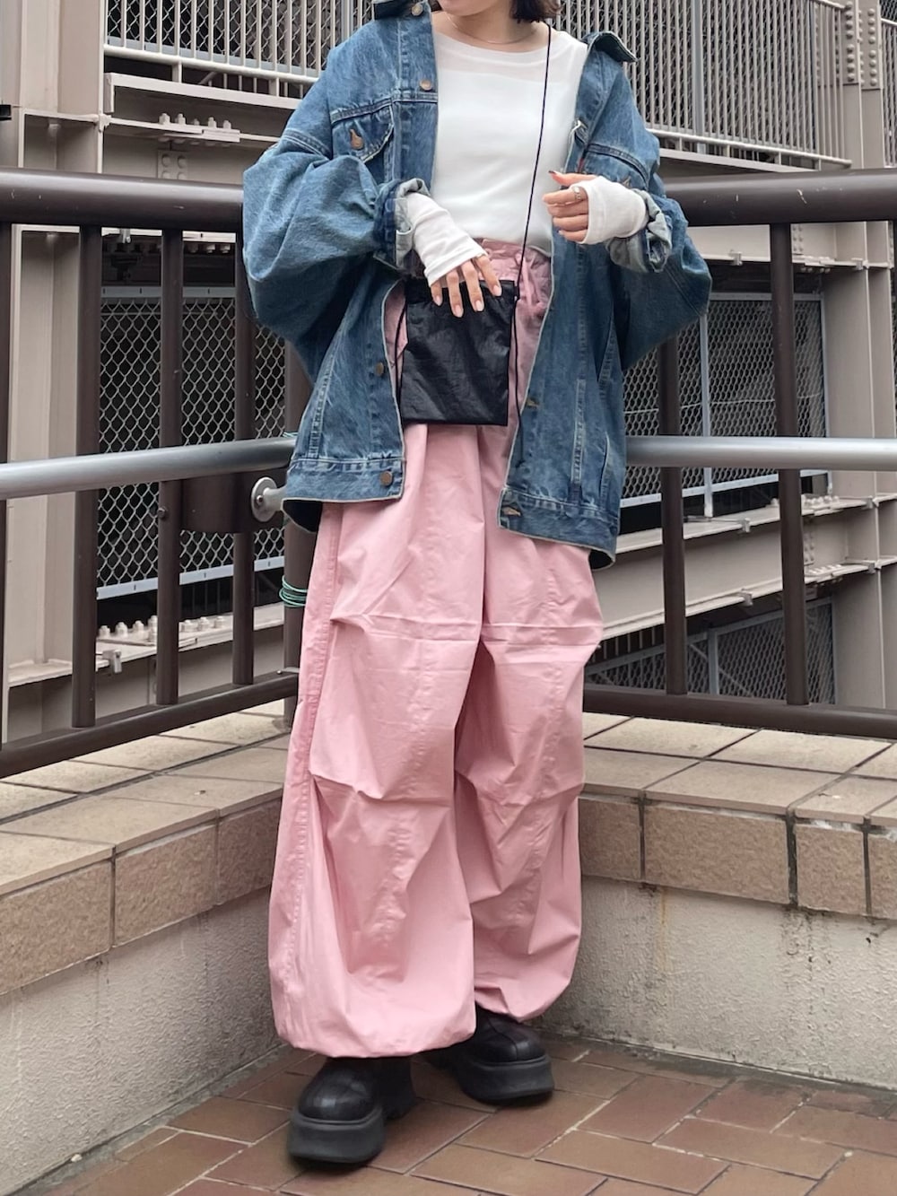 ブラック系のブーツ、ブルー系のデニムジャケット、ホワイト系のTシャツ/カットソーを着用したレディースの冬コーディネートの10枚目の写真