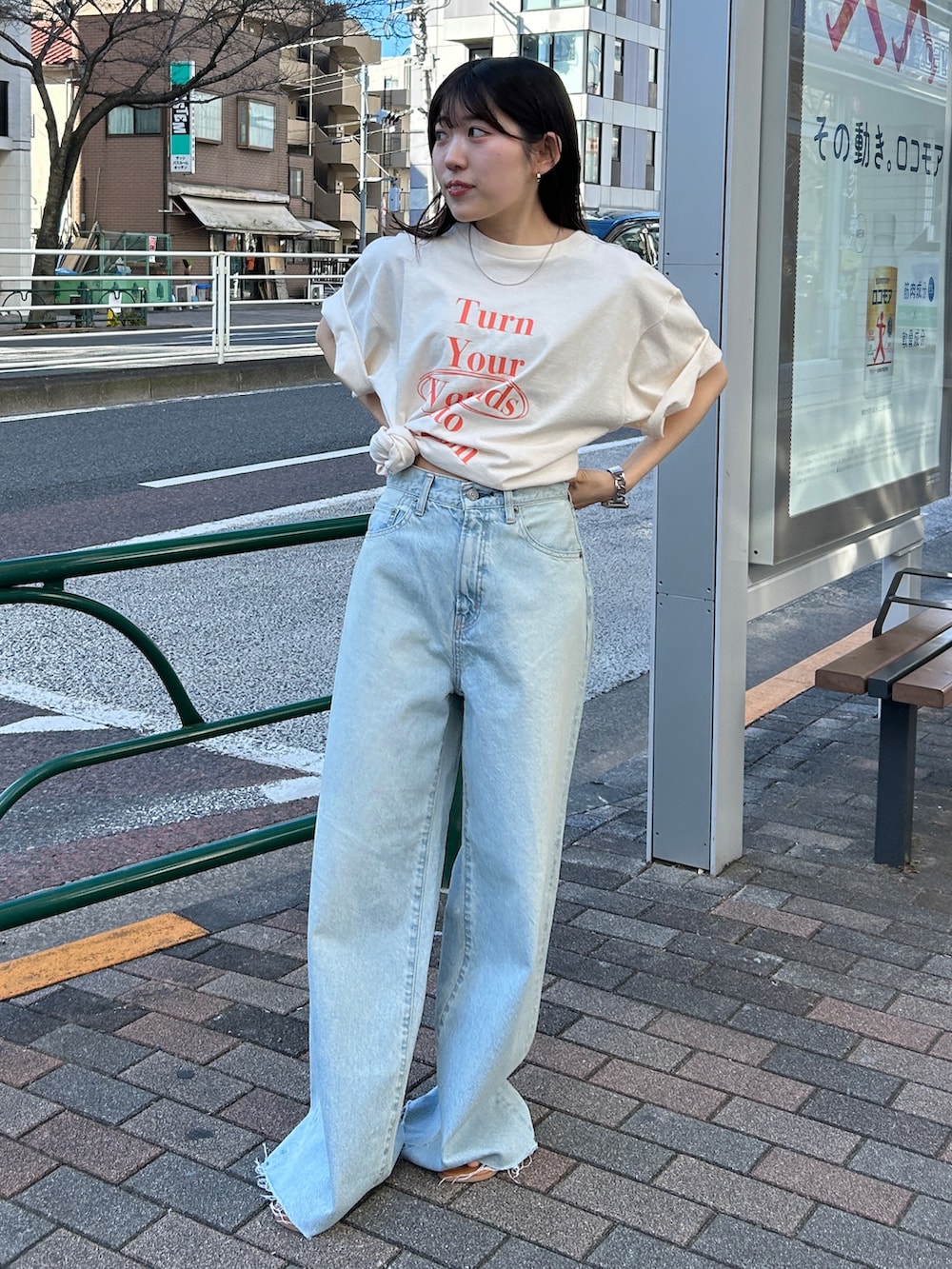 「デニムパンツ、デニムコーデ、デニム、Tシャツ、Tシャツ×デニム、Tシャツコーデ、カジュアルコーデ、カジュアル、カットオフ、カットオフデニム、バギーデニム、夏服コーデ、ゆるコーデ、夏ファッション、夏服」｜「Ungridのカットオフバギールーズデニム（デニムパンツ、ブルー系）」を使った、多田詩音さん（レディース・152cm）の夏コーディネートの4枚目の写真