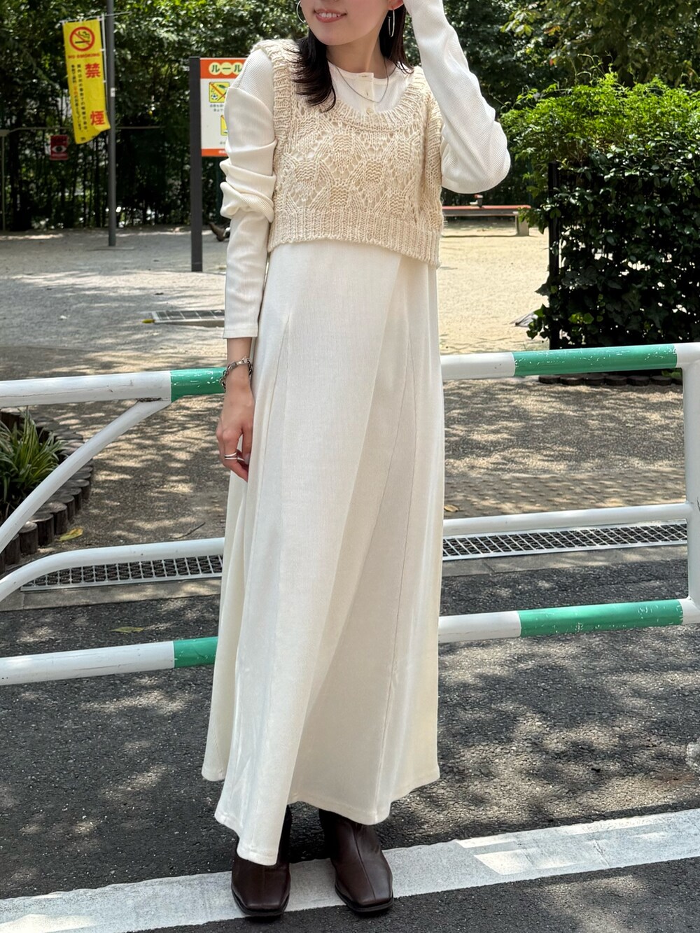 ホワイト系のワンピース、ブラウン系のブーツ、グレー系のキャップを着用したレディースの秋コーディネートの6枚目の写真