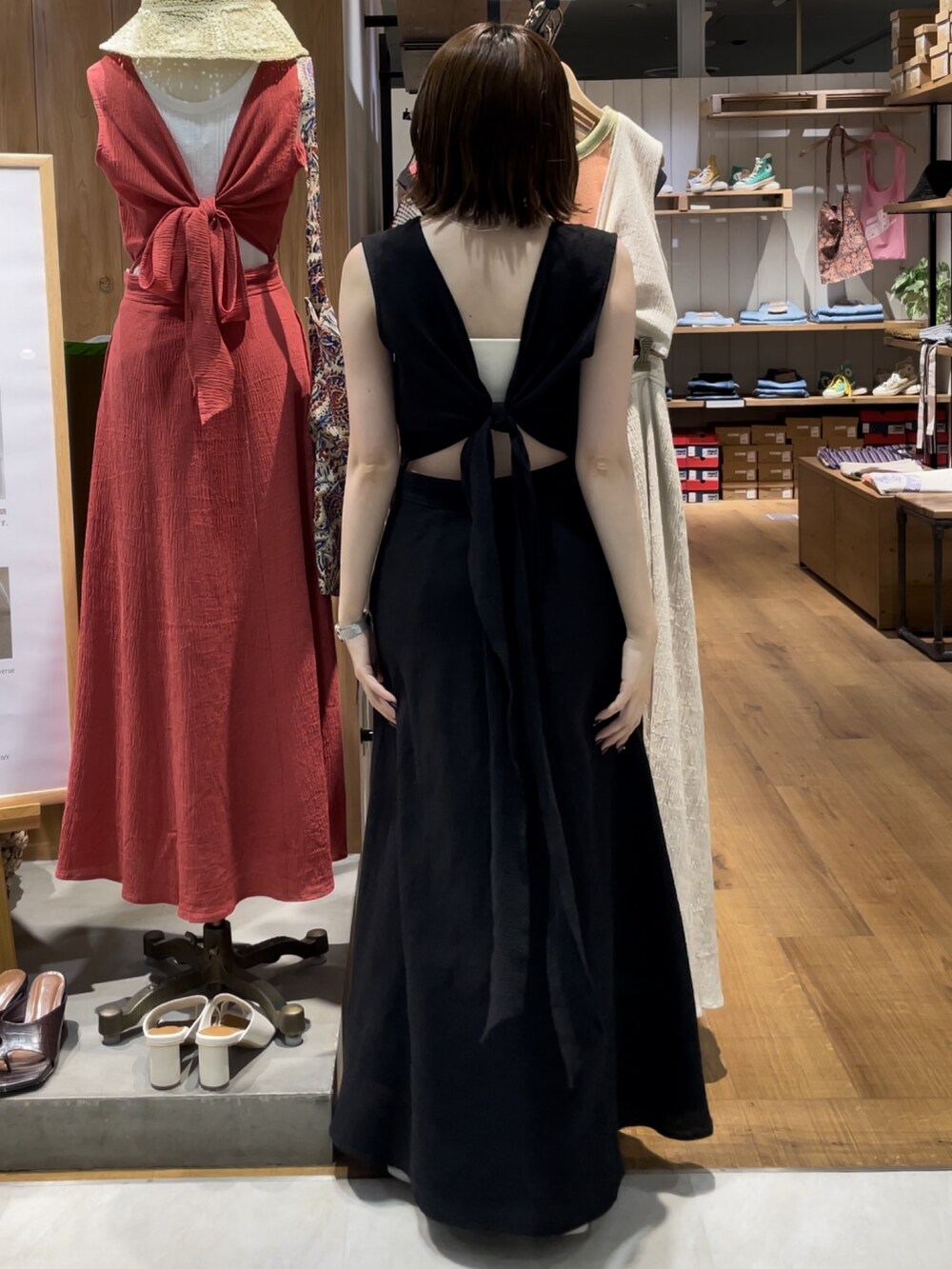 ブラック系のワンピースを着用したレディースの夏コーディネートの5枚目の写真