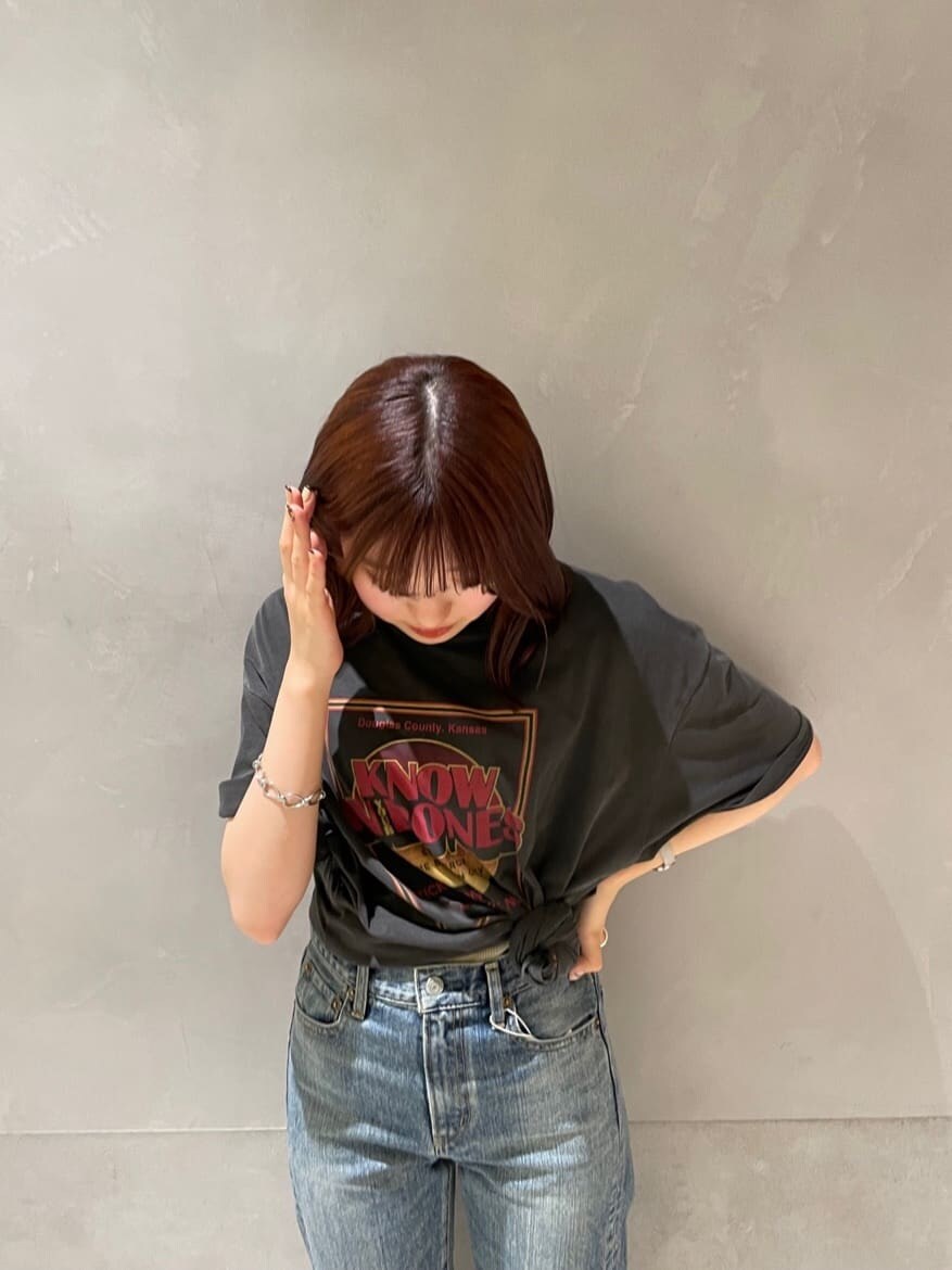 ブルー系のデニムパンツ、グレー系のTシャツ/カットソーを着用したレディースの夏コーディネートの3枚目の写真