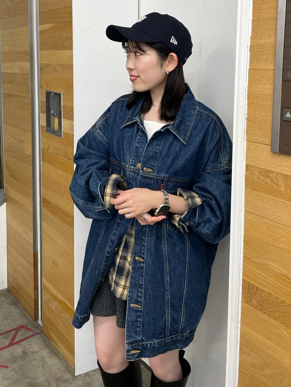 ブラック系のブーツ、グレー系のその他パンツ、ブルー系のシャツ/ブラウスを着用したレディースの秋コーディネートの9枚目の写真