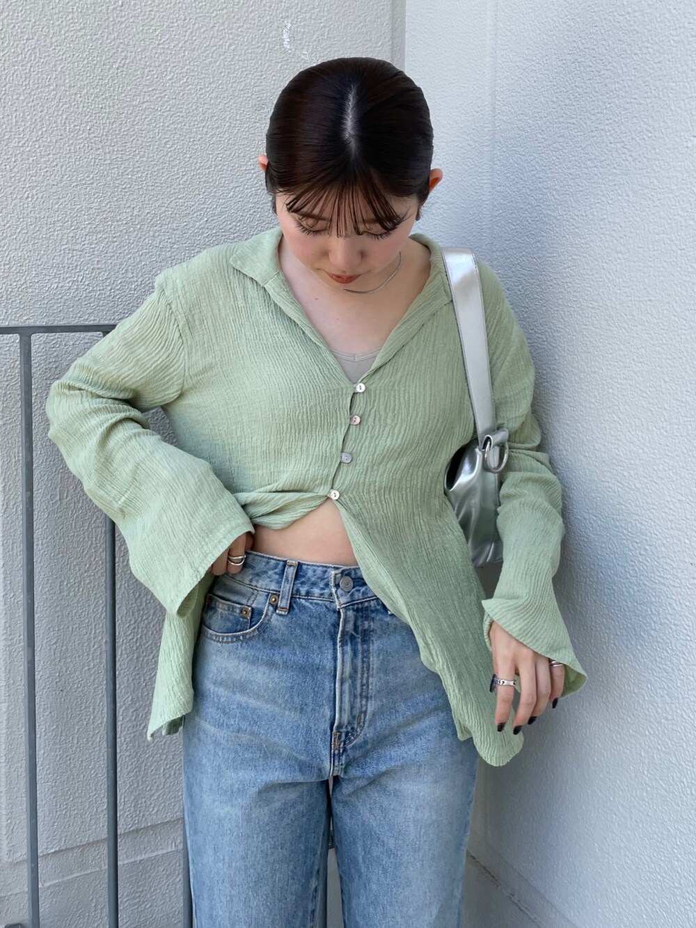 グリーン系のシャツ/ブラウス、グレー系のキャミソール、ホワイト系のエコバッグ/サブバッグを着用したレディースの夏コーディネートの6枚目の写真