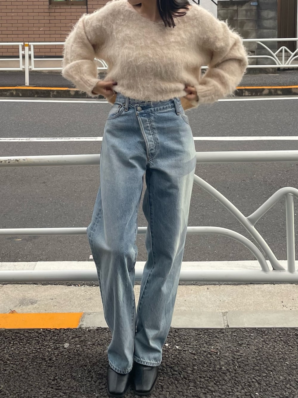 ブラック系のブーツ、ブルー系のデニムパンツ、ホワイト系のニット/セーターを着用したレディースの秋コーディネートの7枚目の写真