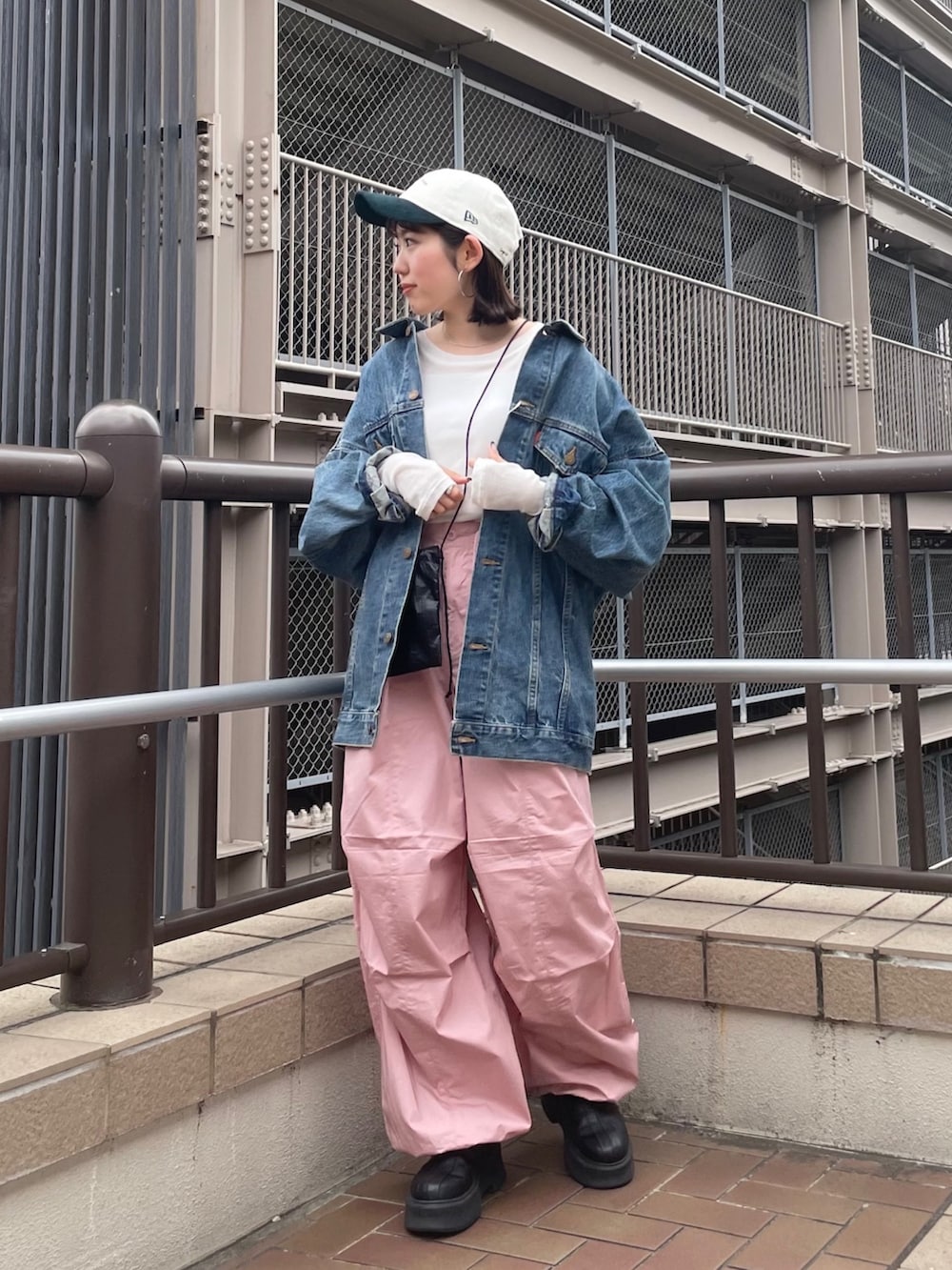 ブラック系のブーツ、ブルー系のデニムジャケット、ホワイト系のTシャツ/カットソーを着用したレディースの冬コーディネートの2枚目の写真