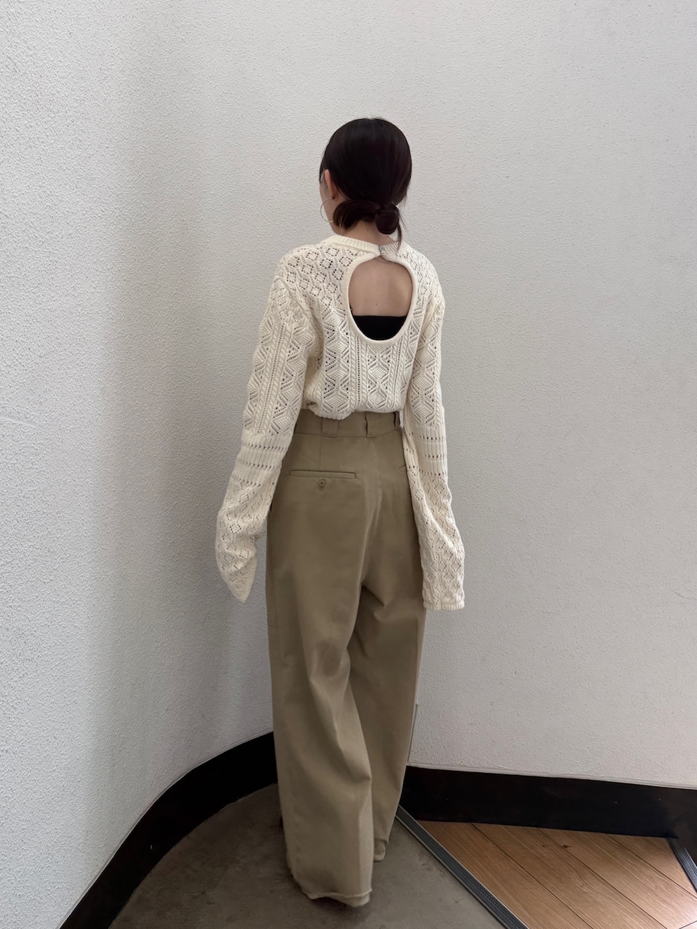 ベージュ系のその他パンツ、ブラウン系のブーツ、ホワイト系のニット/セーターを着用したレディースの秋コーディネートの4枚目の写真