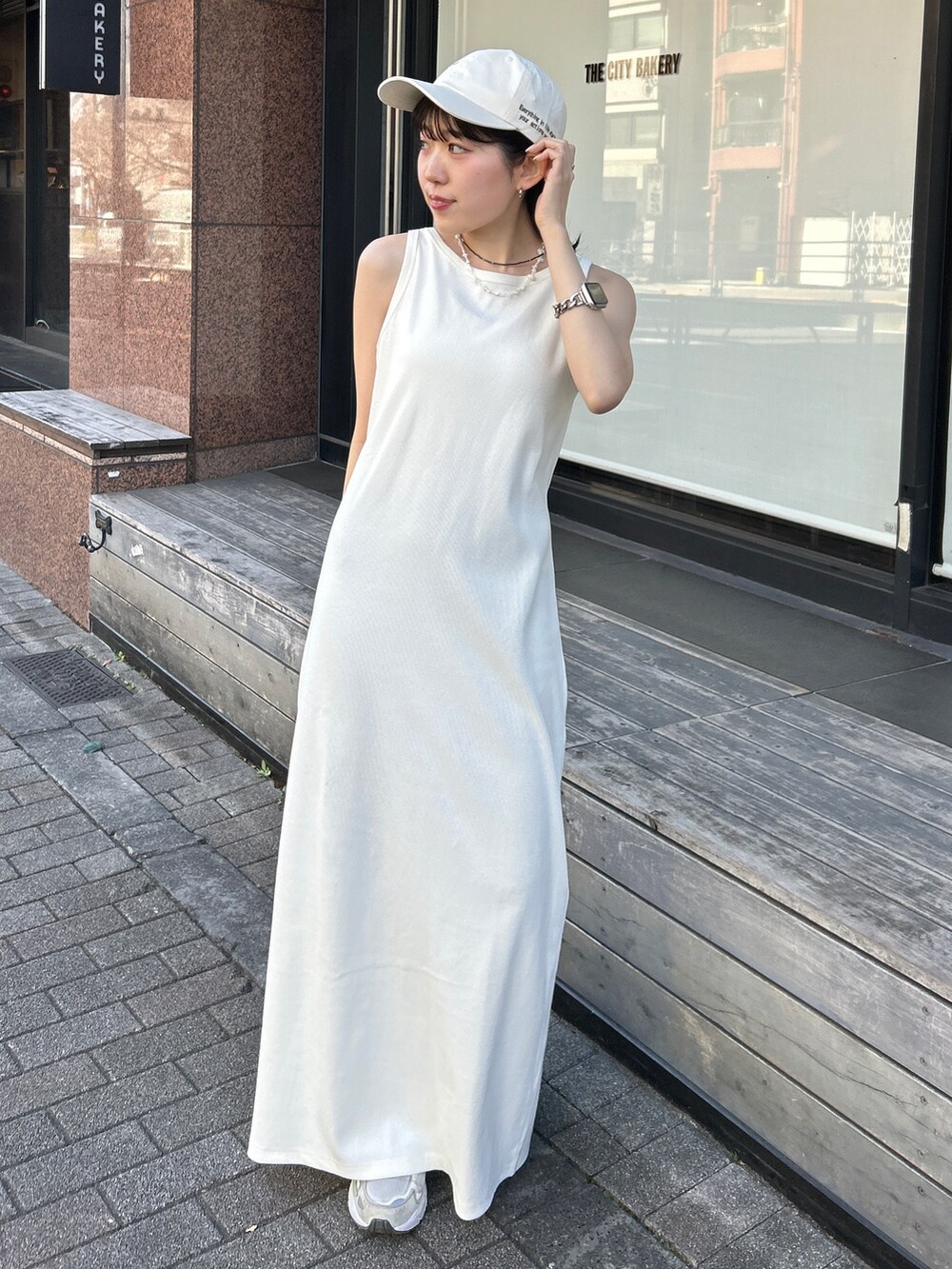 ホワイト系のワンピース、グレー系のカーディガン/ボレロ、ブルー系のネックレスを着用したレディースの夏コーディネートの3枚目の写真