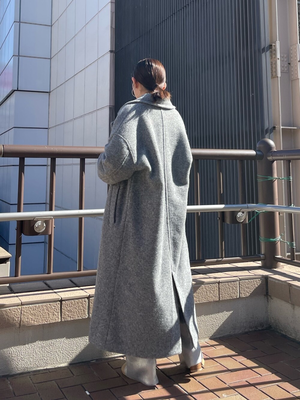 シルバー系のその他パンツ、ベージュ系のブーツ、ブルー系のTシャツ/カットソーを着用したレディースの秋コーディネートの7枚目の写真