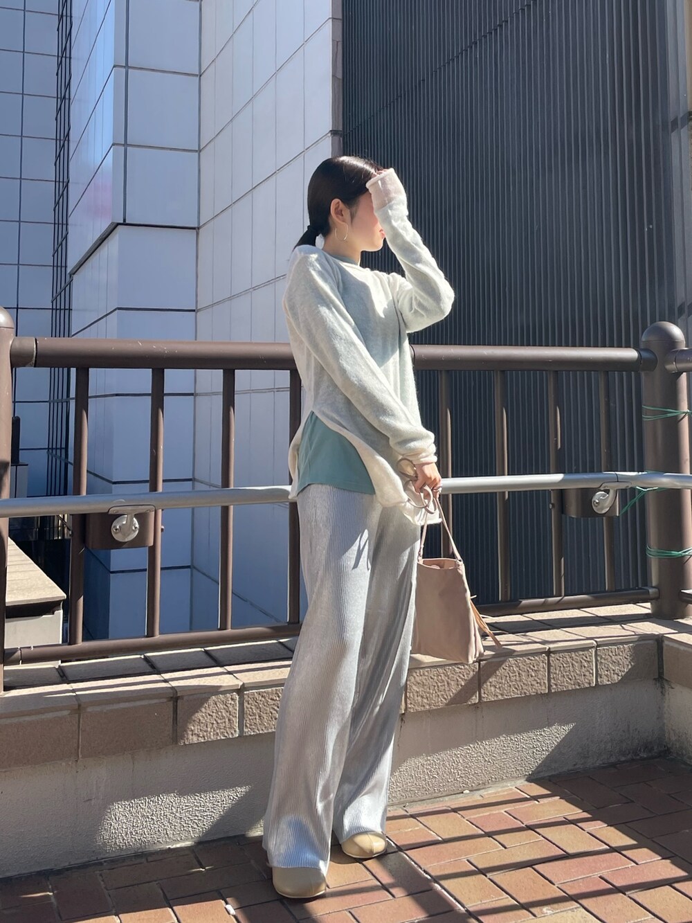 ベージュ系のブーツ、ブルー系のTシャツ/カットソー、ホワイト系のニット/セーターを着用したレディースの秋コーディネートの6枚目の写真