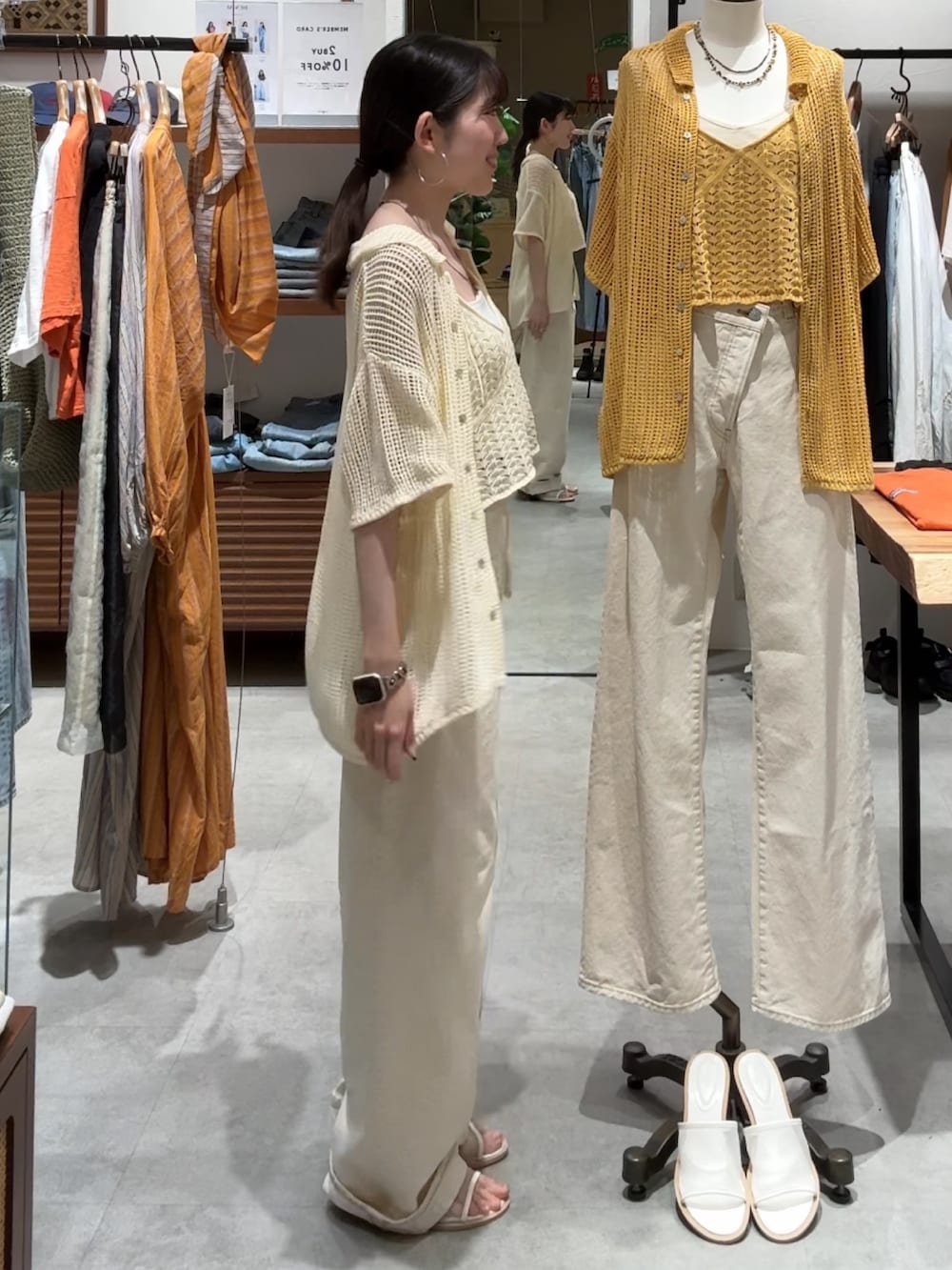 「デニム、デニムパンツ、デニムコーデ、カーデ、カーディガン、カーディガンコーデ、ホワイトコーデ、ホワイトデニム」｜「Ungridの【ルミネ・RC限定】透かし編みキャミレイヤードニットカーデ（カーディガン/ボレロ、ホワイト系）」を使った、多田詩音さん（レディース・152cm）の春コーディネートの2枚目の写真