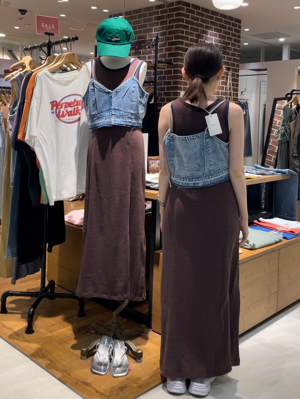 ブルー系のキャミソール、ブルー系のワンピースを着用したレディースの夏コーディネートの5枚目の写真