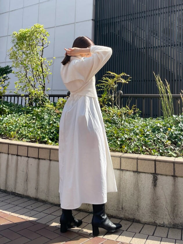 ブラック系のブーツ、ホワイト系のワンピースを着用したレディースの秋コーディネートの3枚目の写真