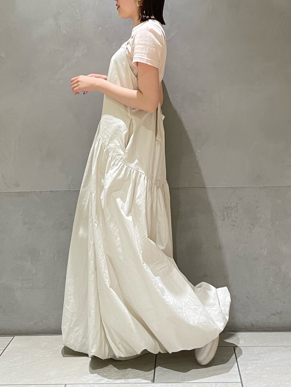 ホワイト系のワンピース、ピンク系のTシャツ/カットソーを着用したレディースの夏コーディネートの5枚目の写真