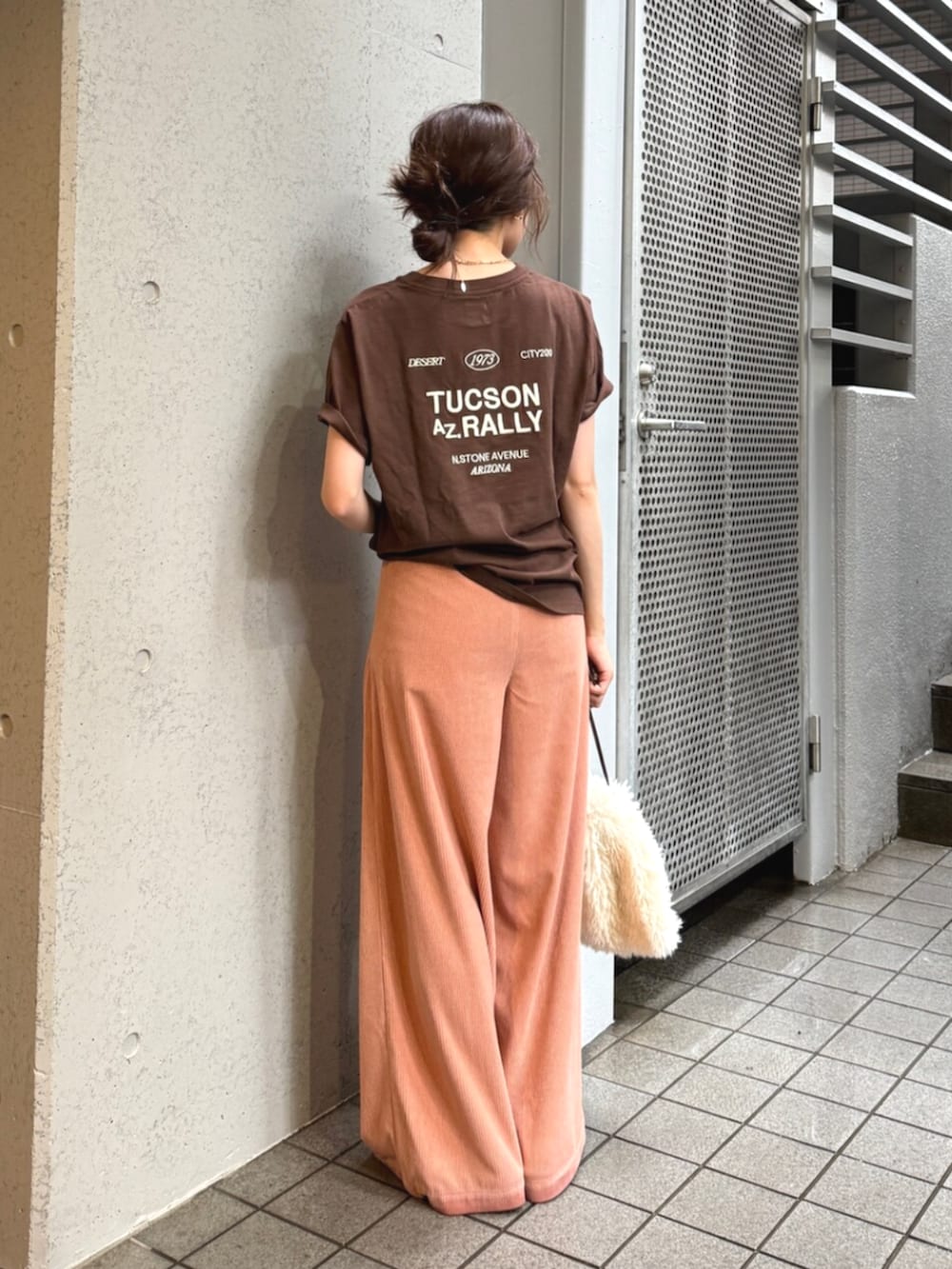 ブラウン系のその他シューズ、ピンク系のその他パンツ、ブラウン系のTシャツ/カットソーを着用したレディースの夏コーディネートの4枚目の写真