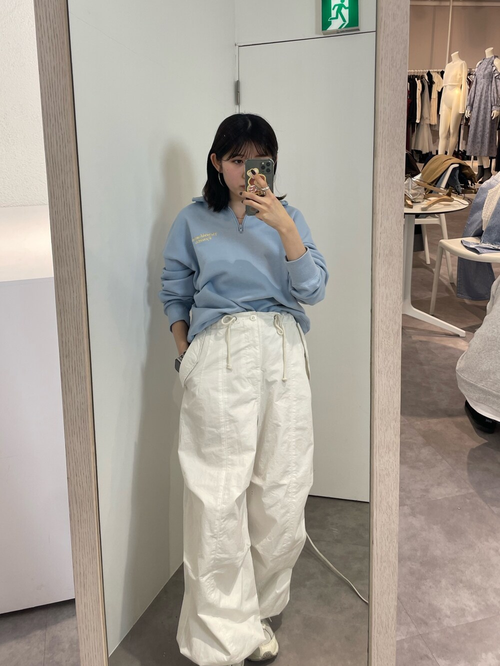 ホワイト系のその他パンツ、ブルー系のスウェットを着用したレディースの冬コーディネートの7枚目の写真