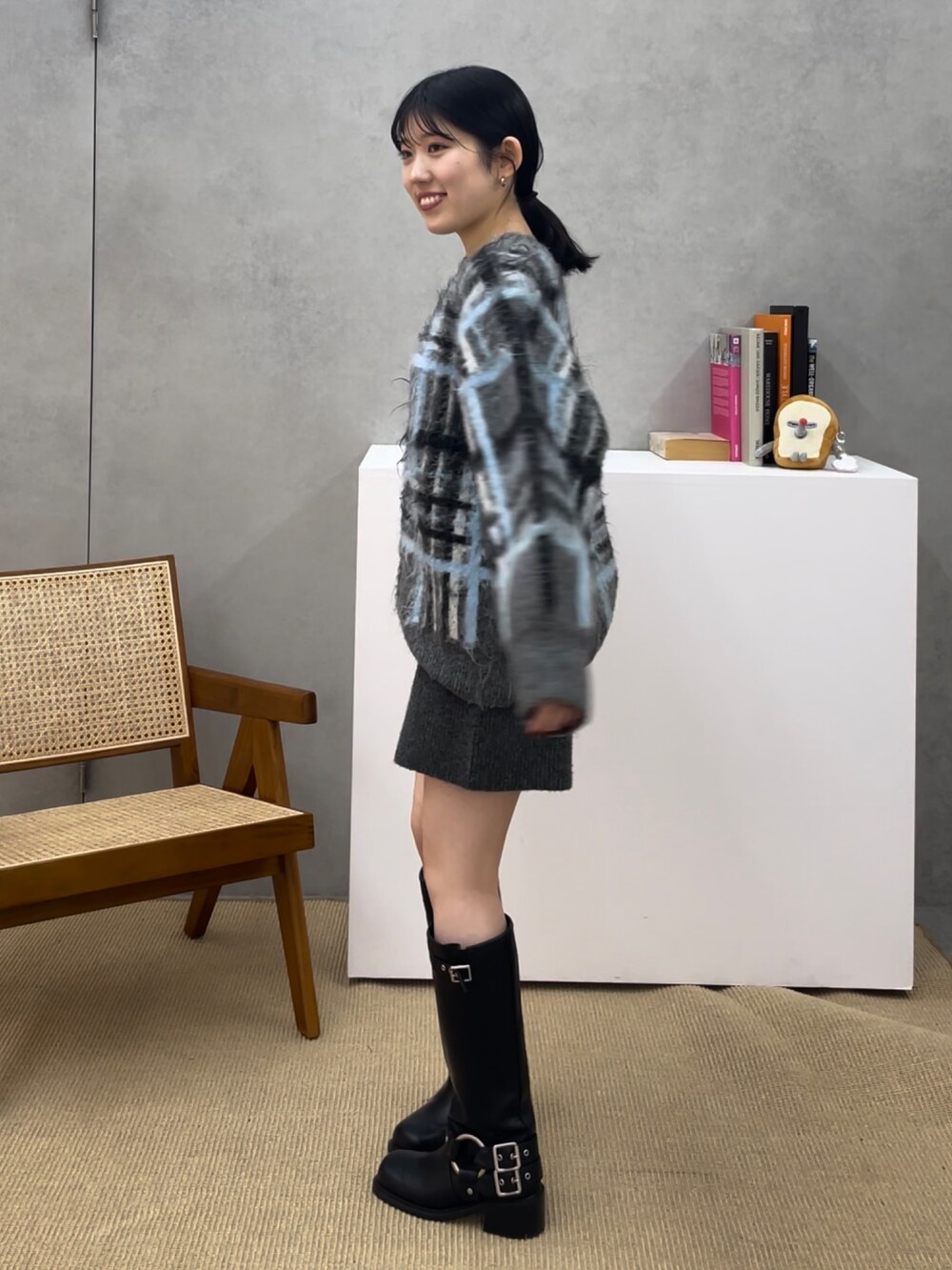 グレー系のその他パンツ、ブラック系のブーツ、グレー系のニット/セーターを着用したレディースの秋コーディネートの2枚目の写真