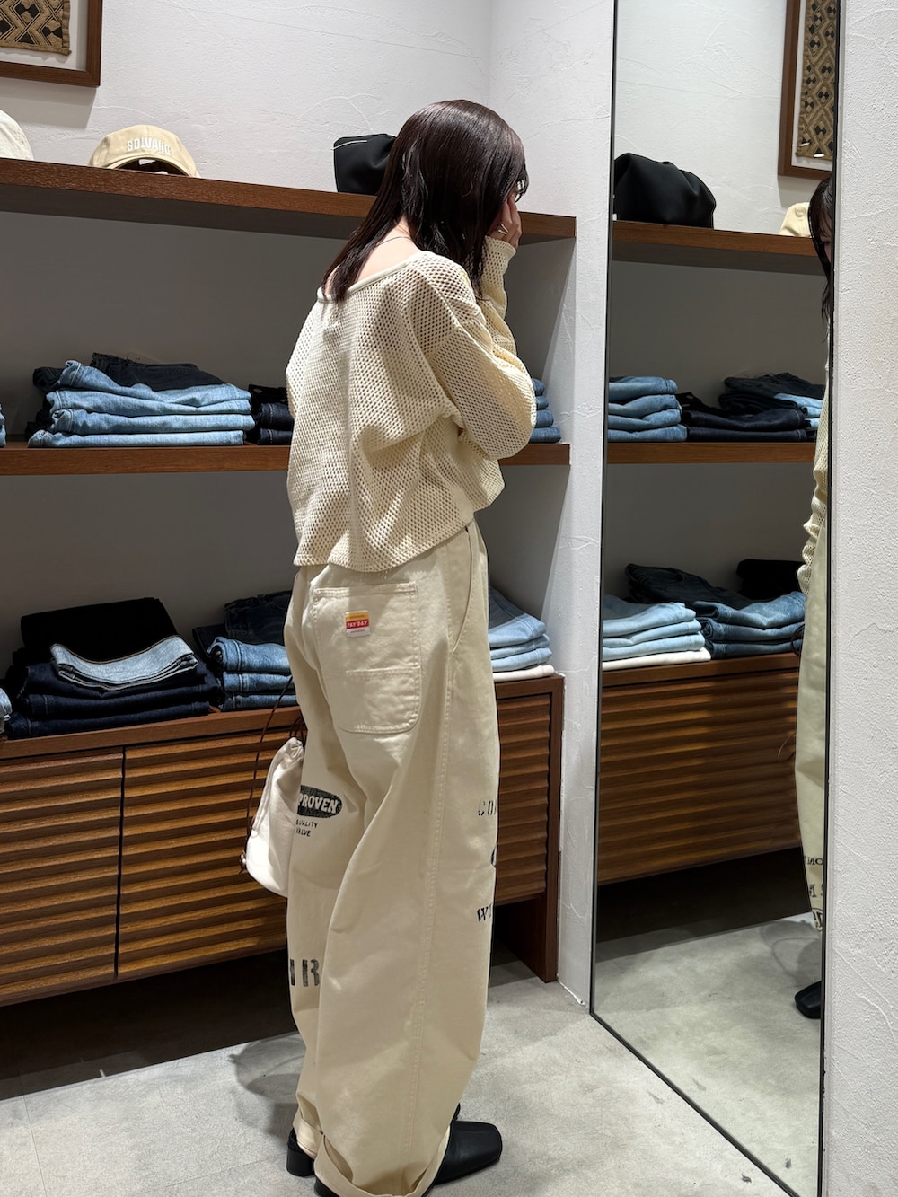 ホワイト系のその他パンツ、ホワイト系のカーディガン/ボレロ、ブラック系のサンダルを着用したレディースの春コーディネートの4枚目の写真