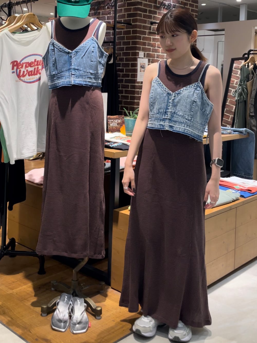 ブルー系のキャミソール、ブルー系のワンピースを着用したレディースの夏コーディネートの2枚目の写真