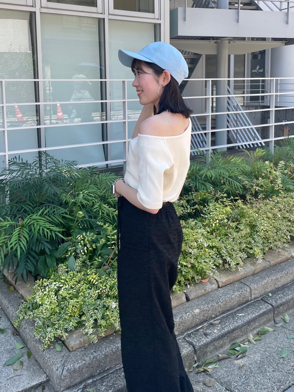 ホワイト系のサンダル、ブラック系のその他パンツ、ホワイト系のTシャツ/カットソーを着用したレディースの夏コーディネートの5枚目の写真