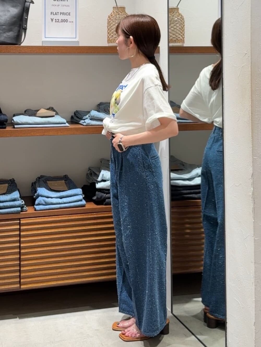 その他のサンダル、ブルー系のデニムパンツ、ホワイト系のTシャツ/カットソーを着用したレディースの春コーディネートの5枚目の写真