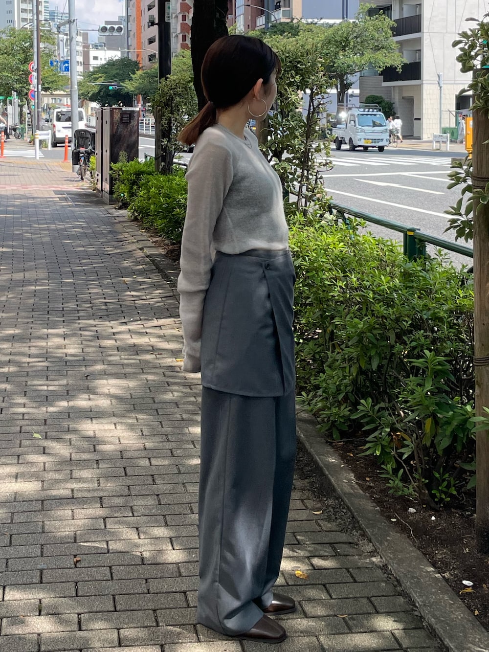 ブラウン系のブーツ、グレー系のニット/セーター、グレー系のその他パンツを着用したレディースの秋コーディネートの3枚目の写真