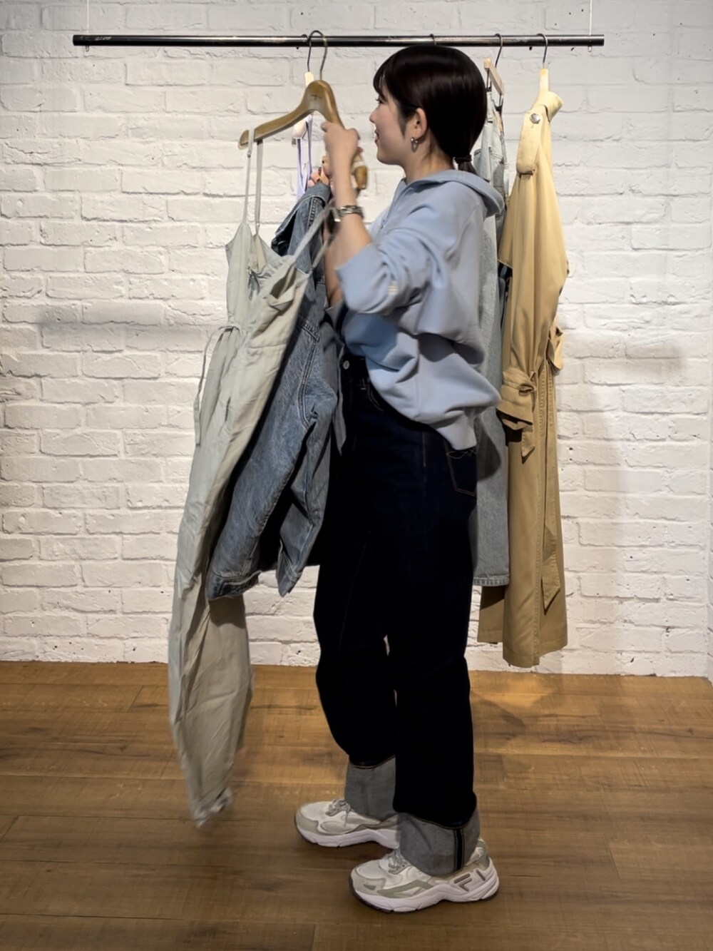 ブルー系のデニムパンツ、ブルー系のスウェットを着用したレディースの春コーディネートの8枚目の写真