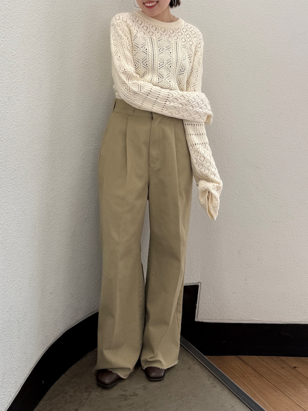 ベージュ系のその他パンツ、ブラウン系のブーツ、ホワイト系のニット/セーターを着用したレディースの秋コーディネートの2枚目の写真