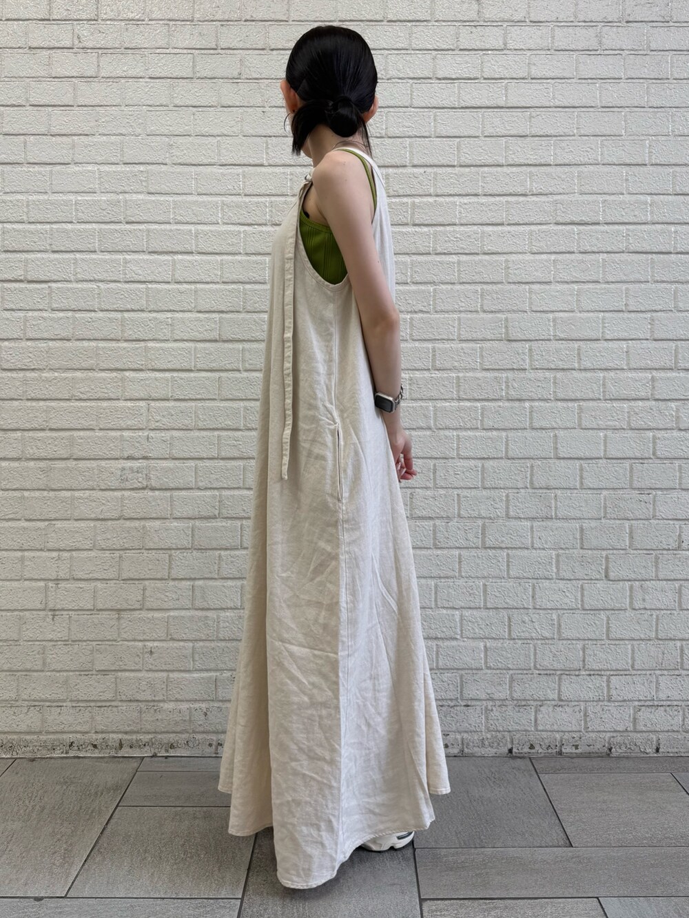 ホワイト系のワンピースを着用したレディースの夏コーディネートの4枚目の写真