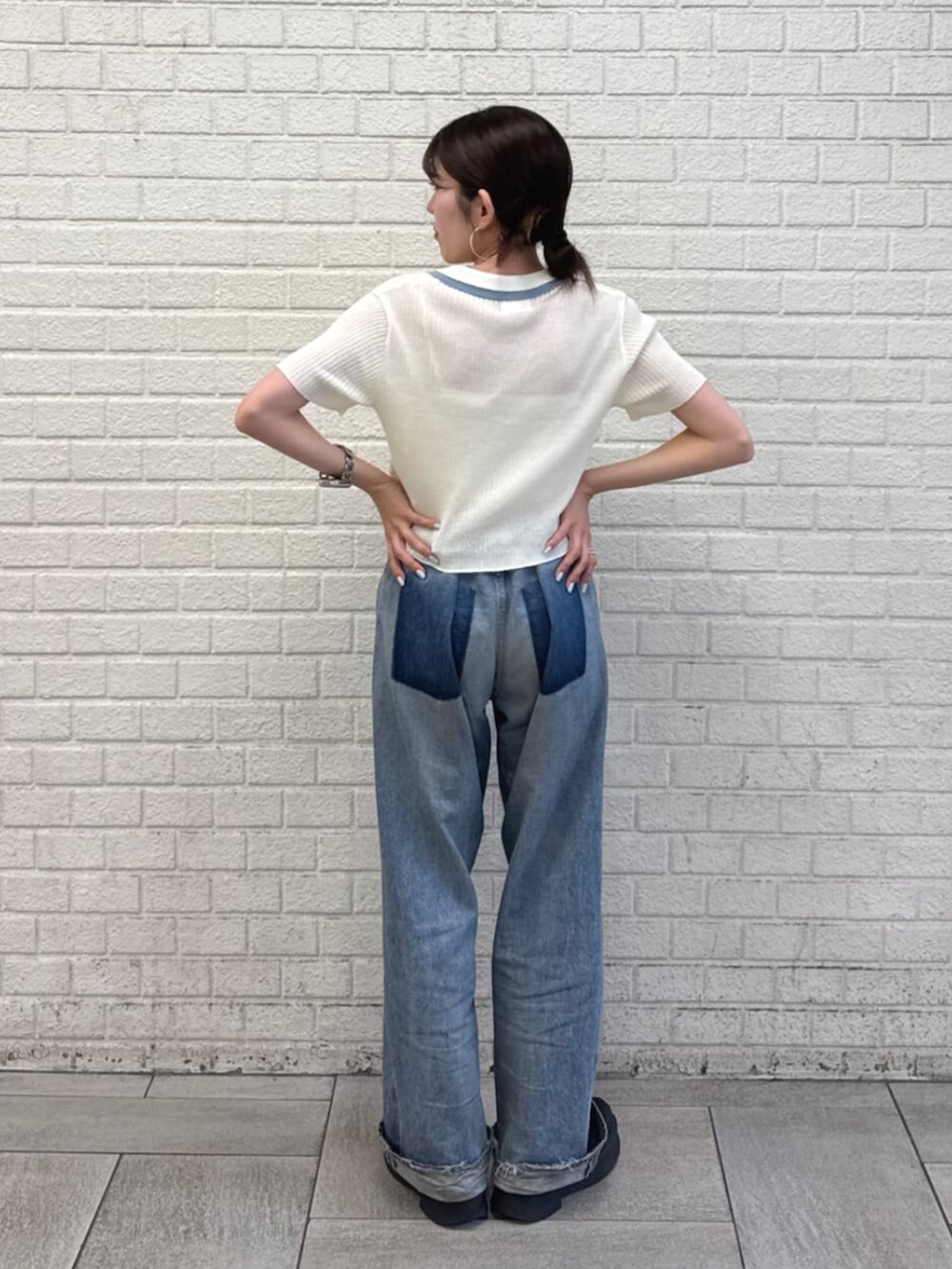 ブルー系のデニムパンツ、ホワイト系のニット/セーターを着用したレディースの夏コーディネートの7枚目の写真