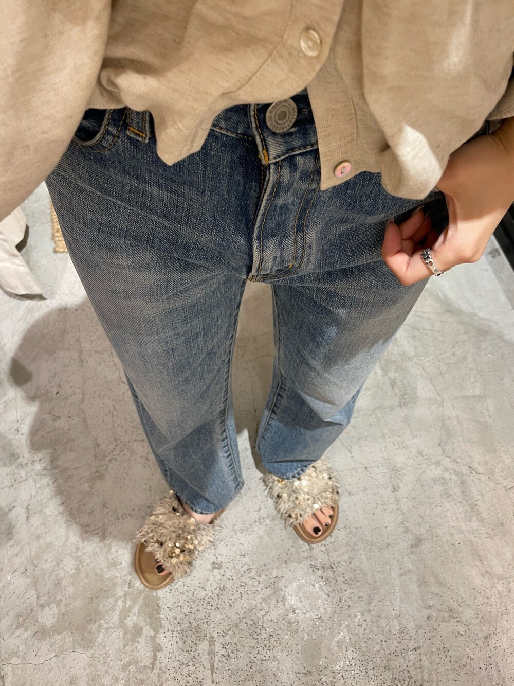 ホワイト系のサンダル、ホワイト系のシャツ/ブラウス、ブルー系のデニムパンツを着用したレディースの春コーディネートの8枚目の写真