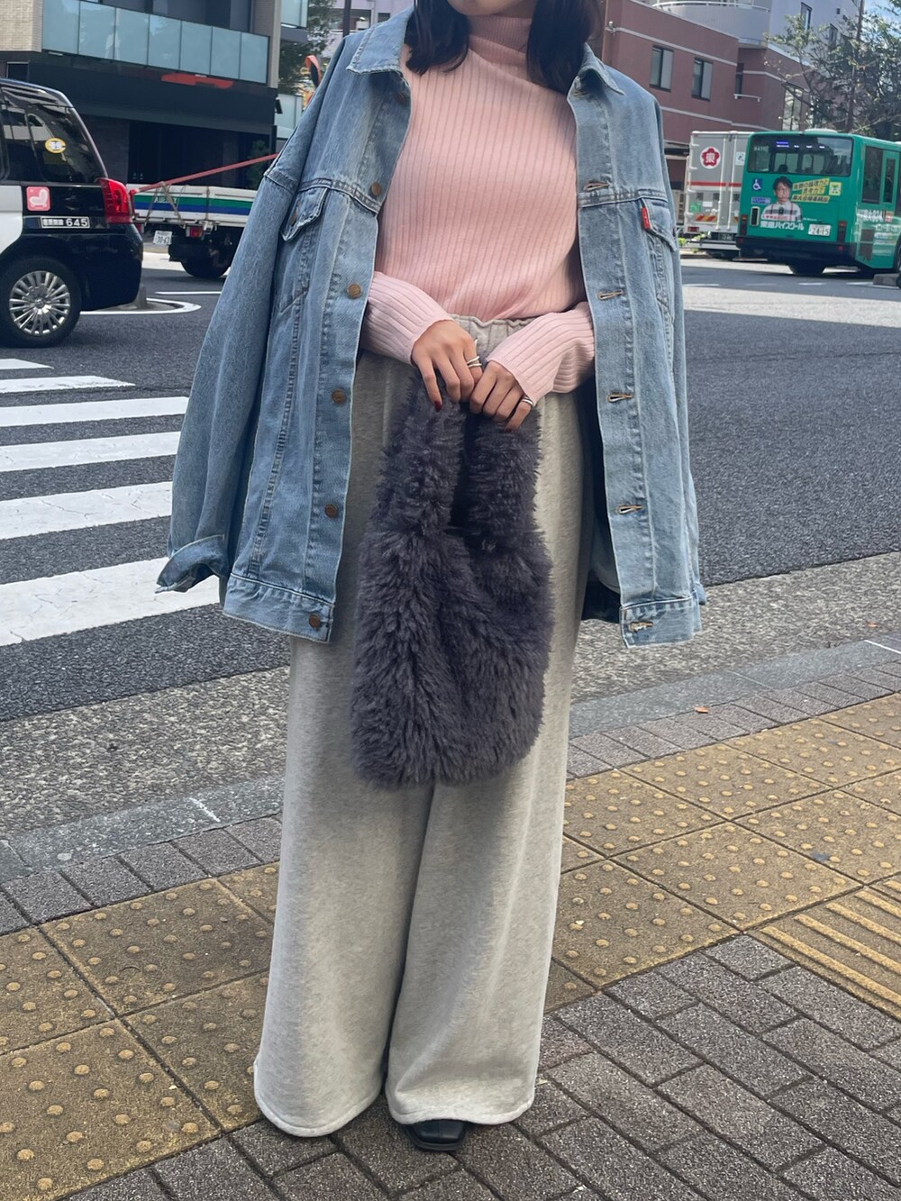 ピンク系のニット/セーター、グレー系のハンドバッグ、グレー系のスウェットパンツを着用したレディースの秋コーディネートの7枚目の写真