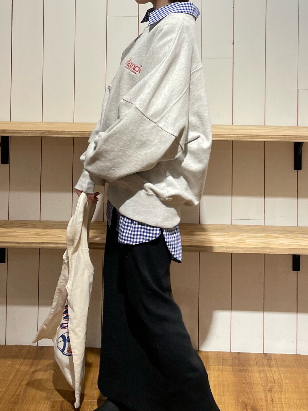 グレー系のスウェット、ブルー系のシャツ/ブラウス、ブラック系のワンピースを着用したレディースの冬コーディネートの4枚目の写真