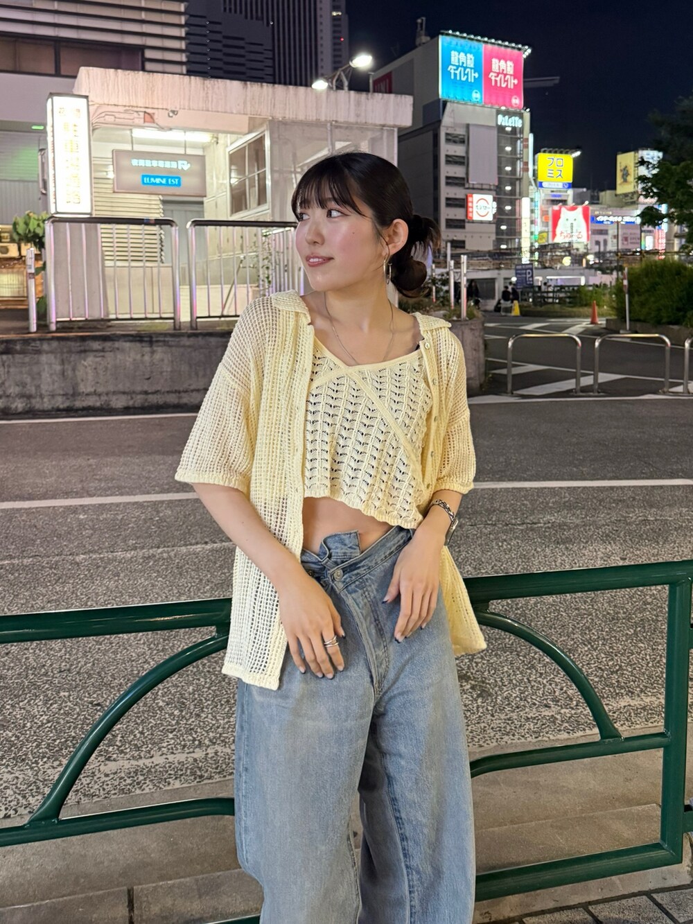 ブルー系のデニムパンツ、ホワイト系のカーディガン/ボレロを着用したレディースの春コーディネートの2枚目の写真