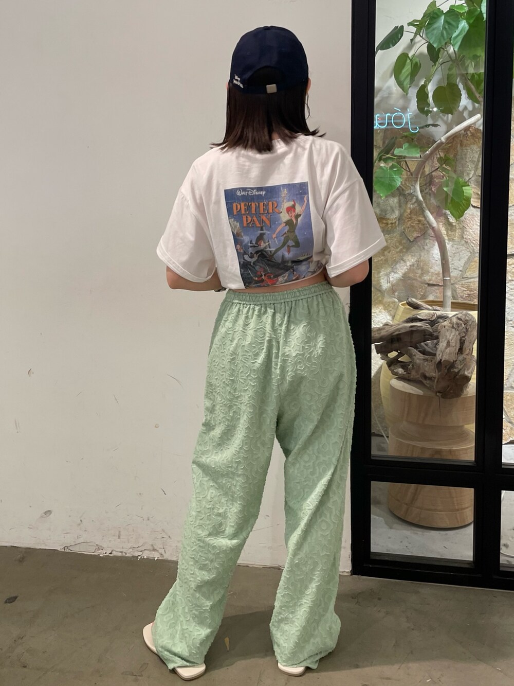 ホワイト系のTシャツ/カットソー、ホワイト系のサンダル、グリーン系のその他パンツを着用したレディースの夏コーディネートの2枚目の写真