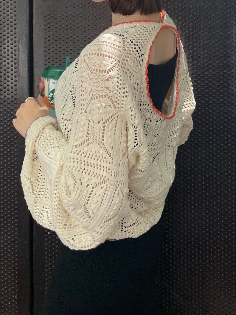 ブラック系のワンピース、ホワイト系のニット/セーター、ブルー系のキャップを着用したレディースの夏コーディネートの6枚目の写真