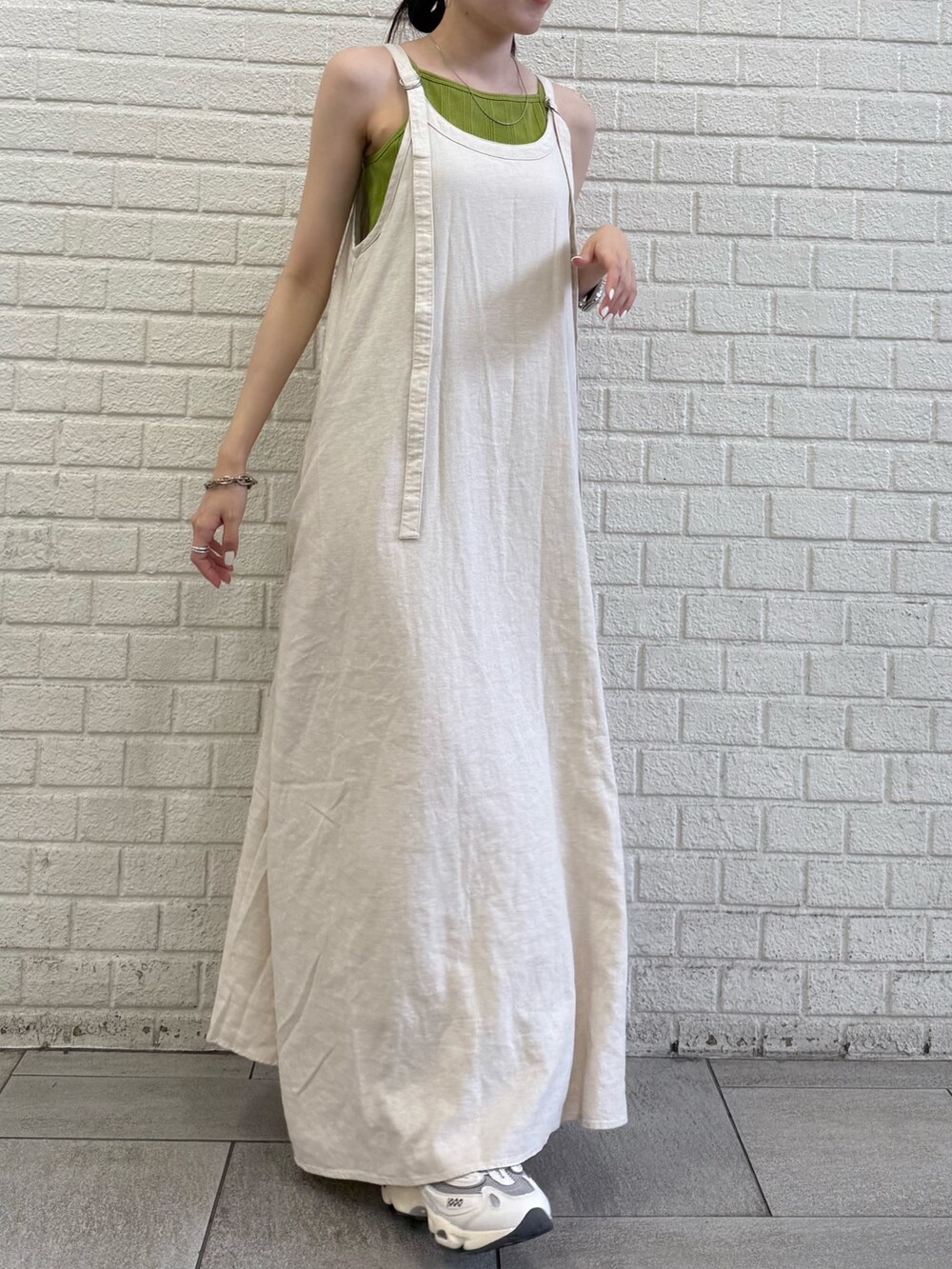 ホワイト系のワンピースを着用したレディースの夏コーディネートの5枚目の写真