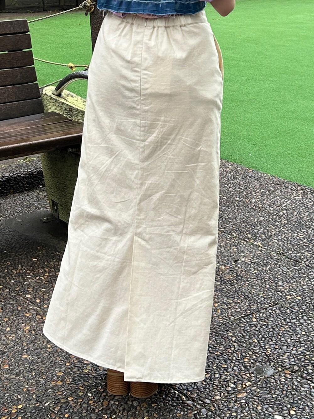 ブラック系のサンダル、ブルー系のキャミソール、パープル系のTシャツ/カットソーを着用したレディースの春コーディネートの7枚目の写真