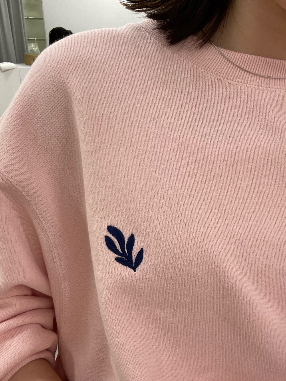 ピンク系のスウェット、グレー系のその他パンツを着用したレディースの秋コーディネートの8枚目の写真