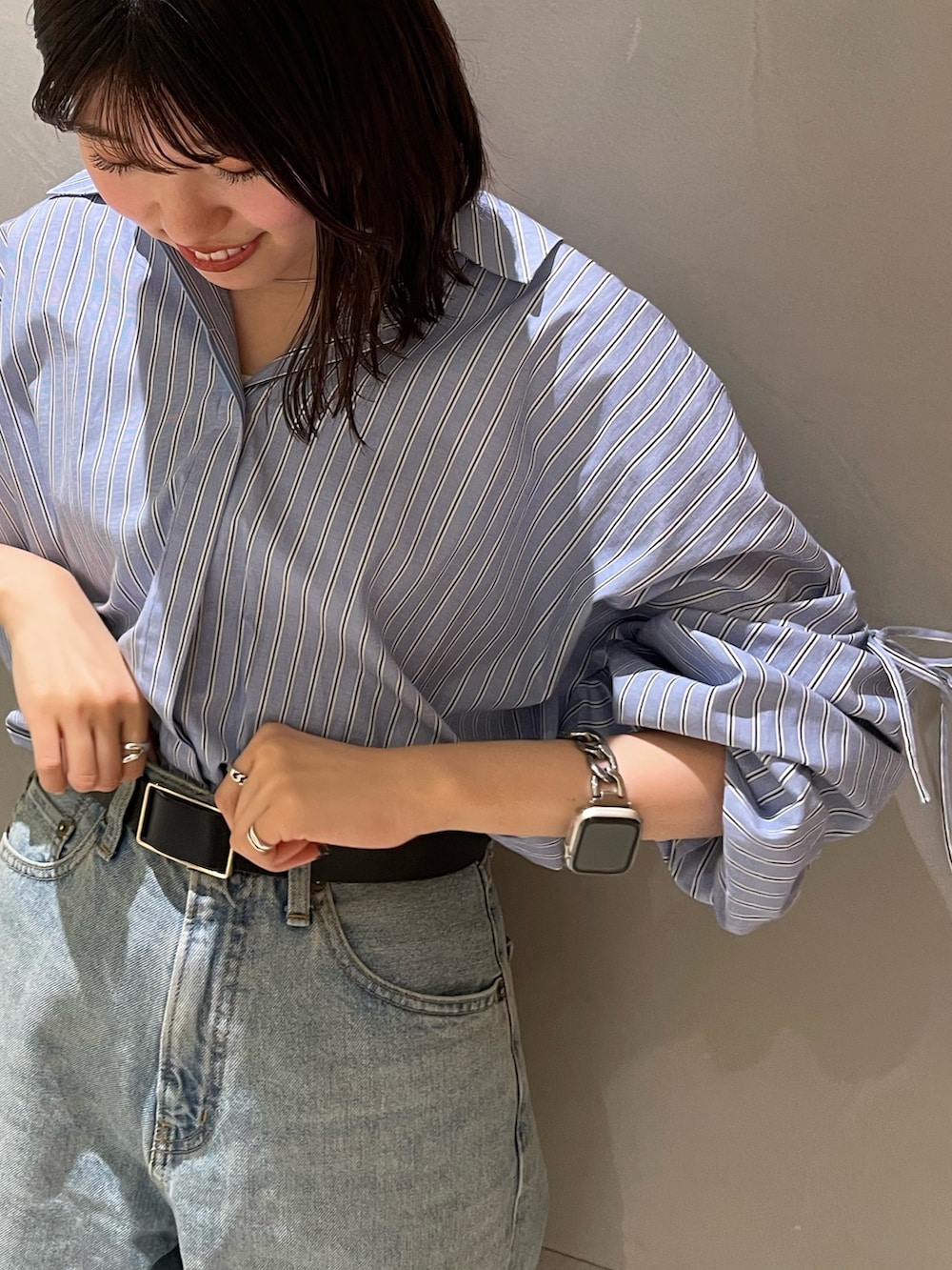 その他のシャツ/ブラウス、ブルー系のデニムパンツ、ホワイト系のサンダルを着用したレディースの春コーディネートの7枚目の写真
