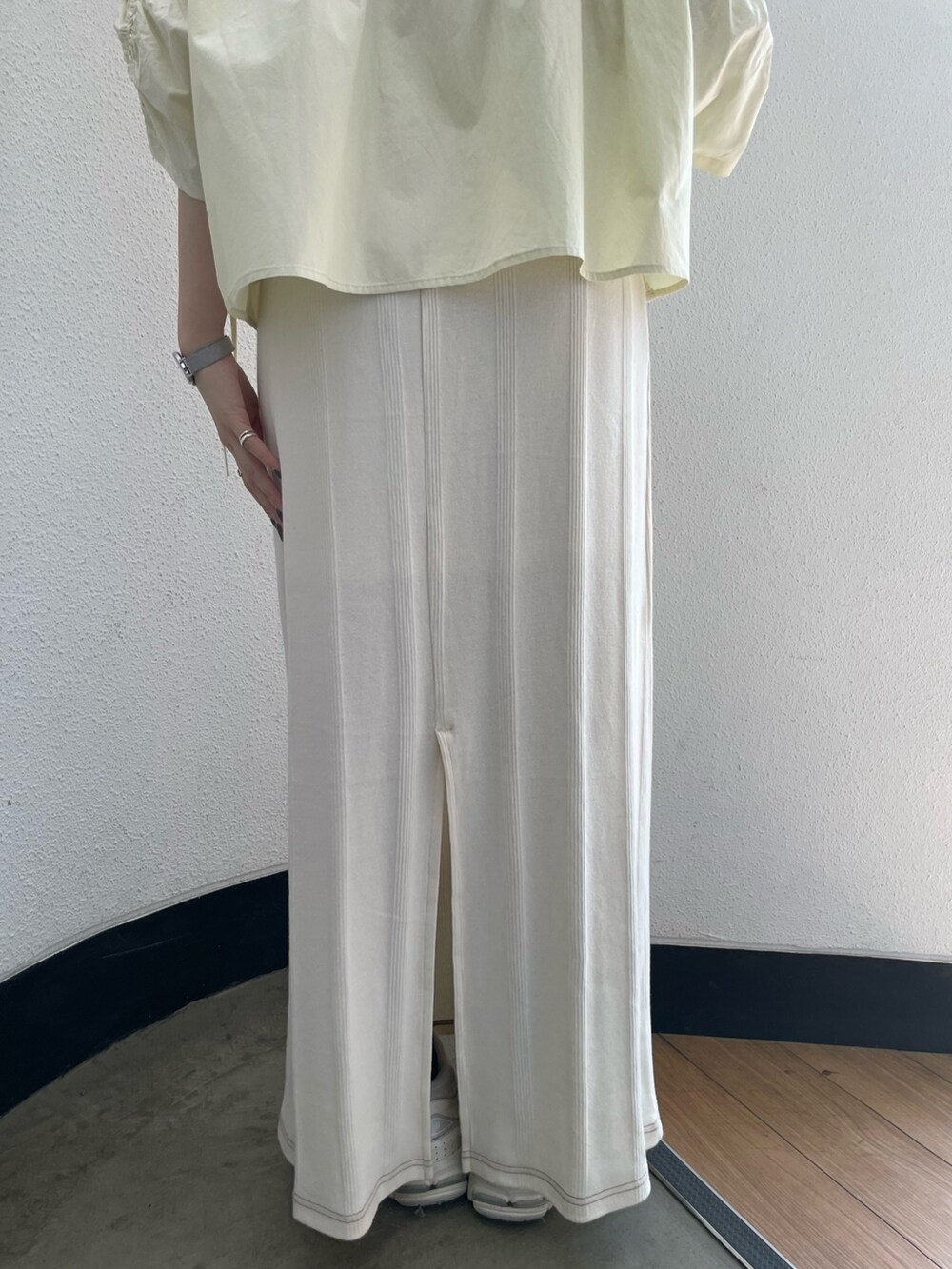 イエロー系のシャツ/ブラウス、ホワイト系のキャミソール、ホワイト系のスカートを着用したレディースの春コーディネートの9枚目の写真