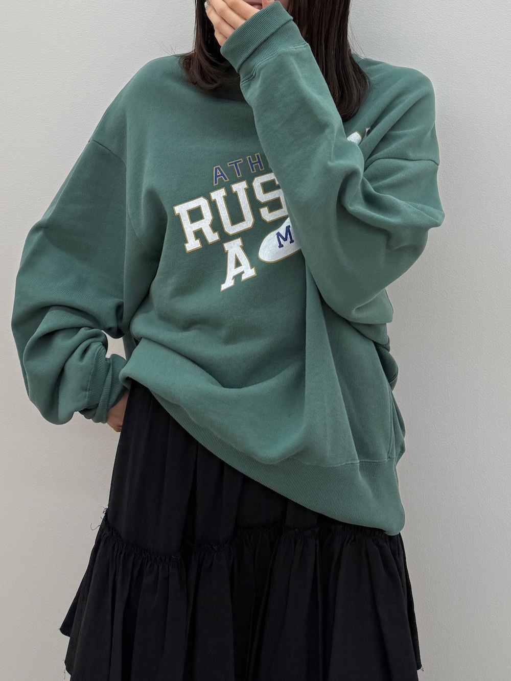 ブラック系のスカート、グリーン系のスウェットを着用したレディースの冬コーディネートの5枚目の写真