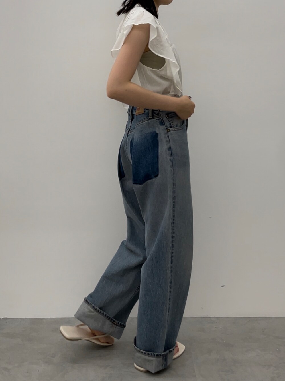 グレー系のキャミソール、ホワイト系のサンダル、ホワイト系のシャツ/ブラウスを着用したレディースの夏コーディネートの3枚目の写真