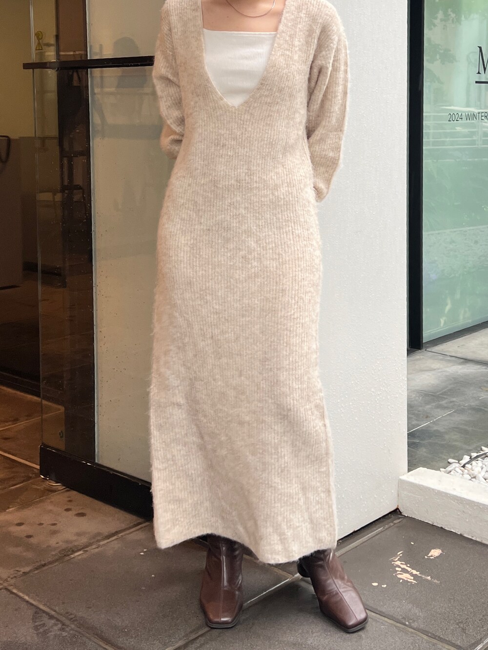 ブラウン系のブーツ、ベージュ系のワンピースを着用したレディースの秋コーディネートの7枚目の写真