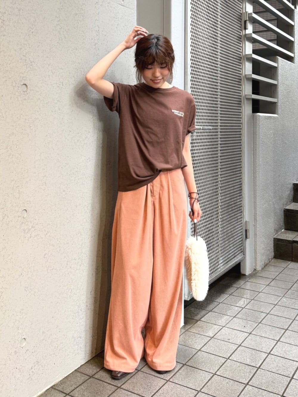 ブラウン系のその他シューズ、ピンク系のその他パンツ、ブラウン系のTシャツ/カットソーを着用したレディースの夏コーディネートの2枚目の写真
